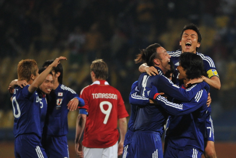 尼斯球员庆祝生日,全队狂欢庆祝 尼斯球员庆祝生日,全队狂欢庆祝