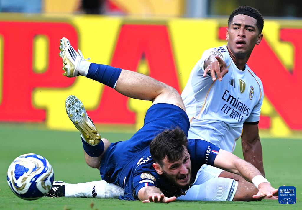 包含巴黎圣日耳曼豪取小组赛胜利，晋级半决赛的词条