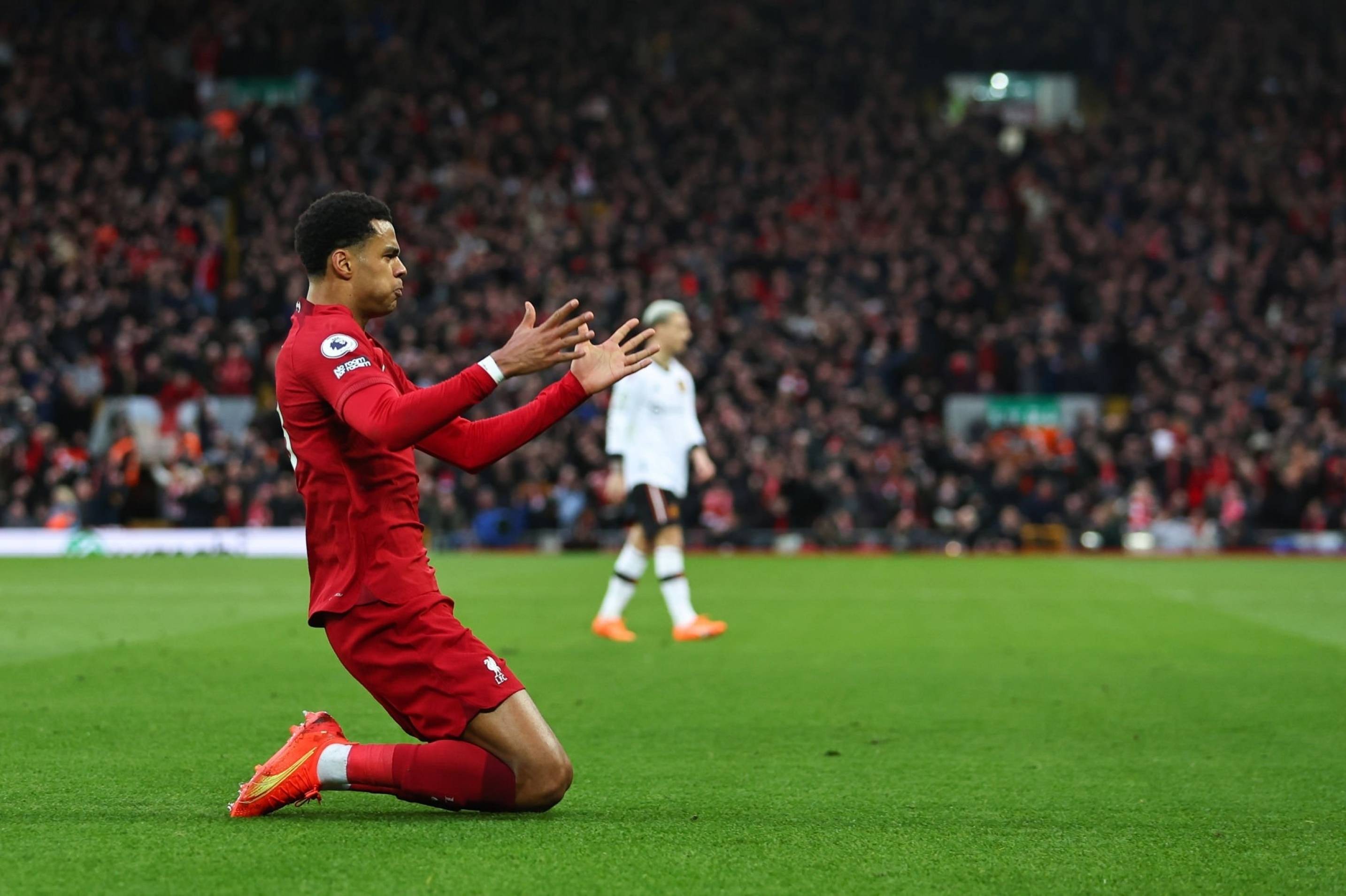 拜仁主帅承认战术调整错误，球队需重组阵容