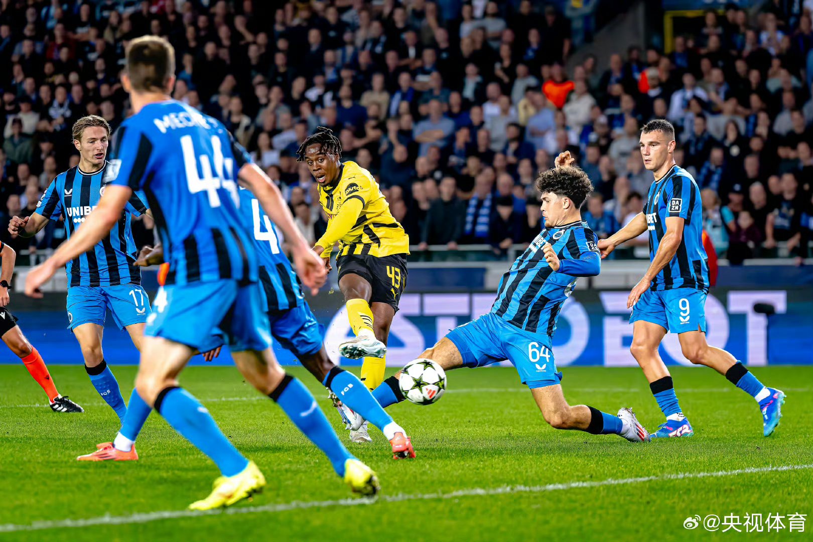 包含多特蒙德客场战胜劲敌，赢得关键比赛的词条