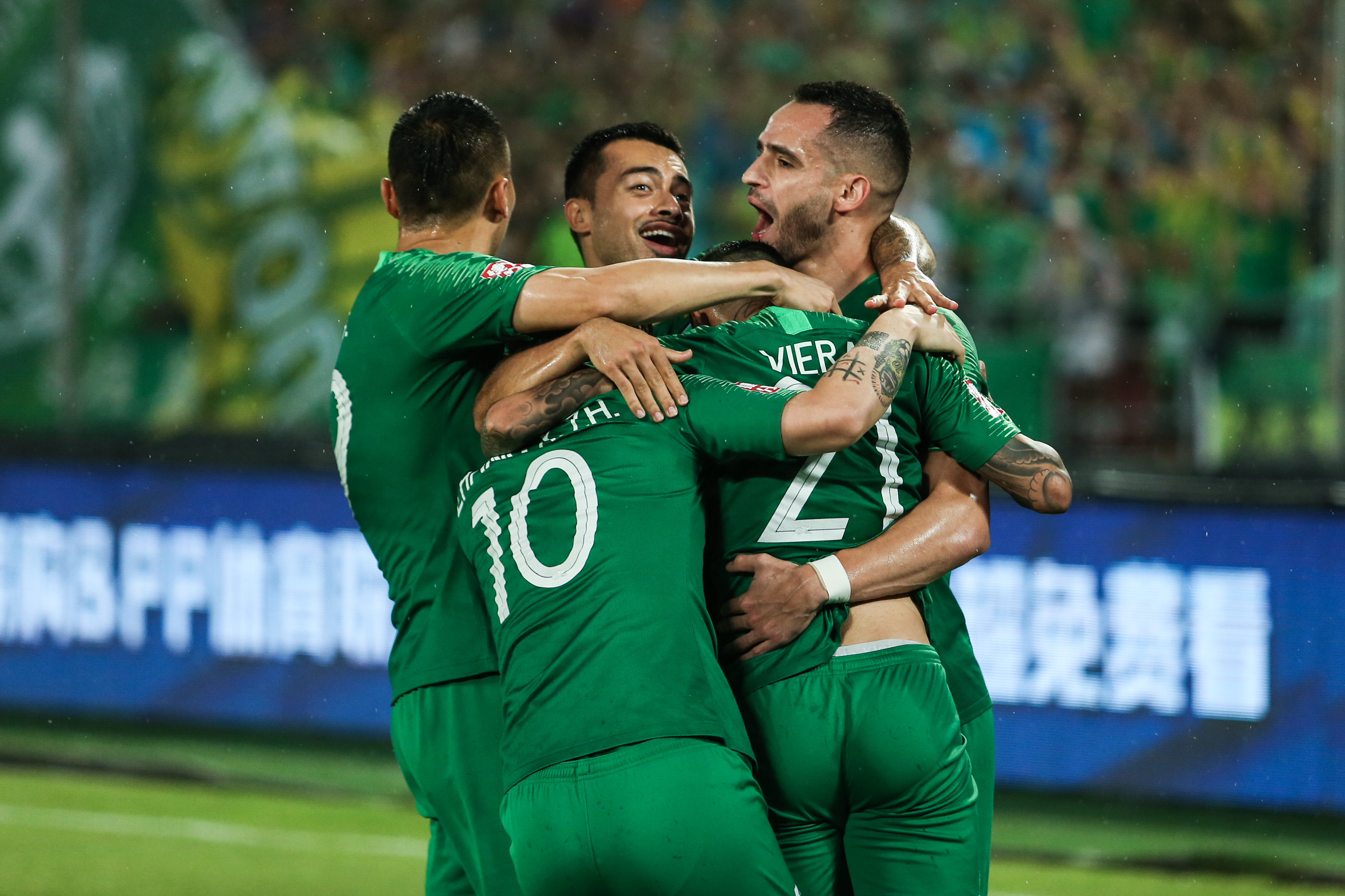 包含国安客场战胜申鑫，稳占积分榜榜首的词条