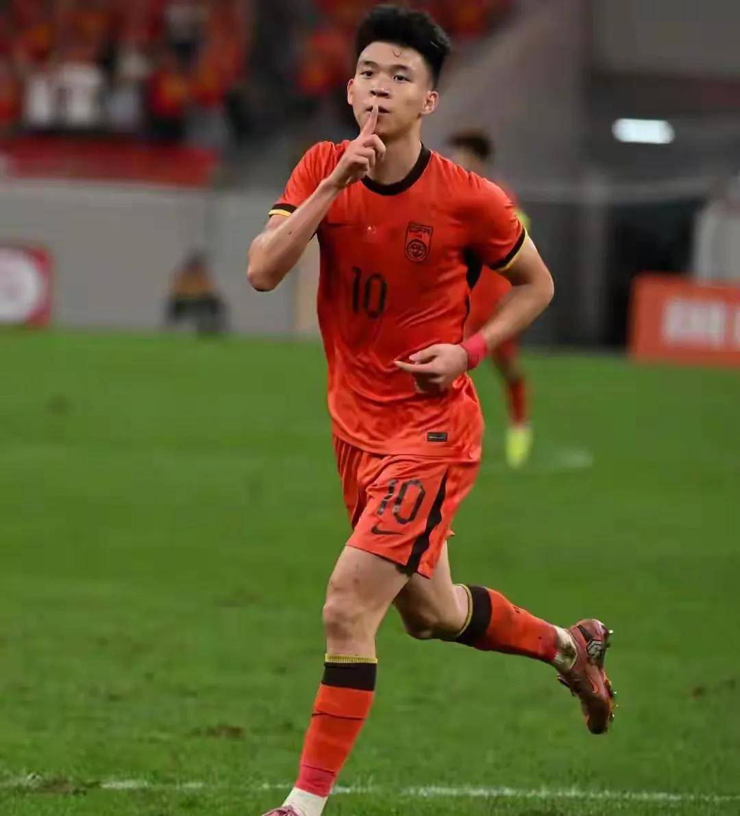 包含足球比赛中队员表现抢眼,助力国家队晋级的词条 包含足球比赛中队员表现抢眼,助力国家队晋级的词条