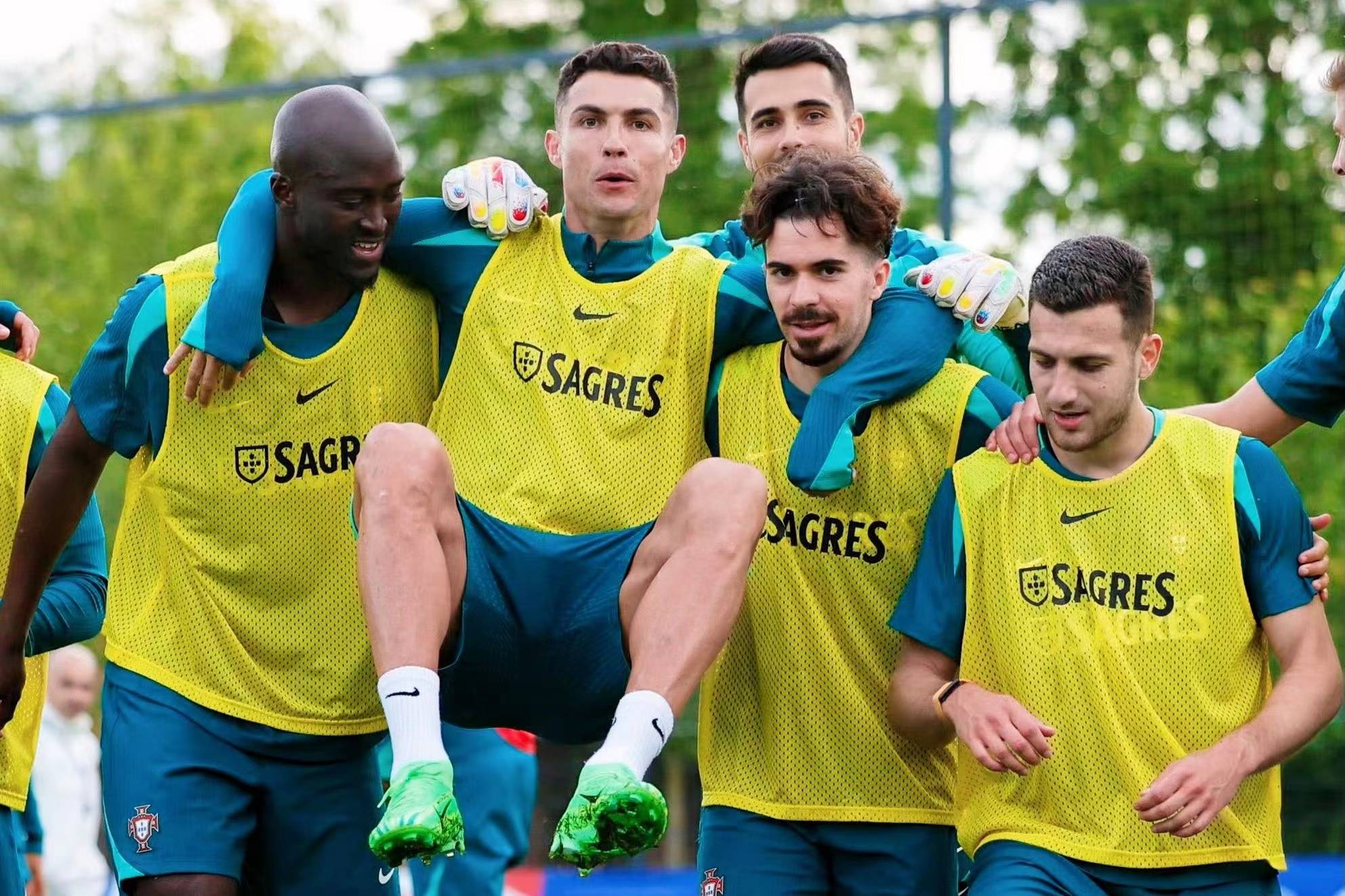 包含葡萄牙胜捷克，打响晋级的第一枪的词条