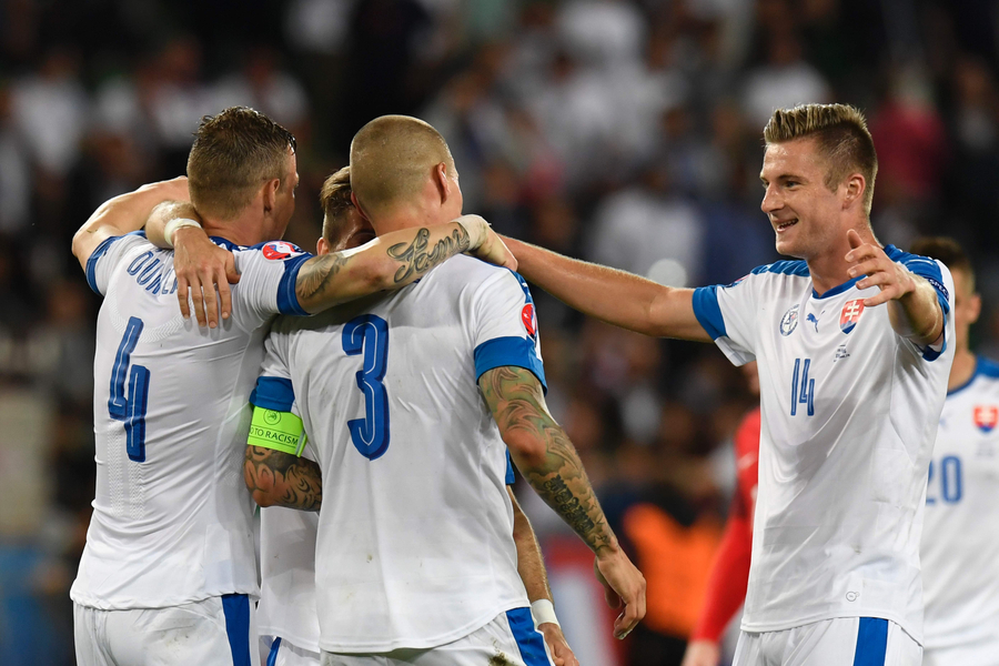 斯洛伐克队胜利欢庆，小组第二成功出线的简单介绍