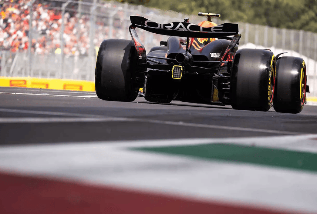 关于迈凯伦逆转雷诺车队，佩雷兹高光表现的信息