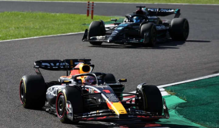 关于红牛车队险胜迈凯伦，阿隆索统治全场的信息